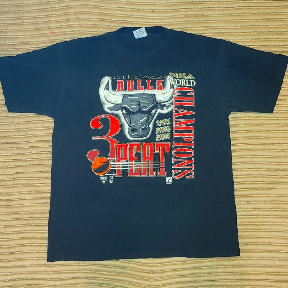 Vintage.  Made in USA. Chicago Bulls 3 Peat. Single stitched. Size XL.
